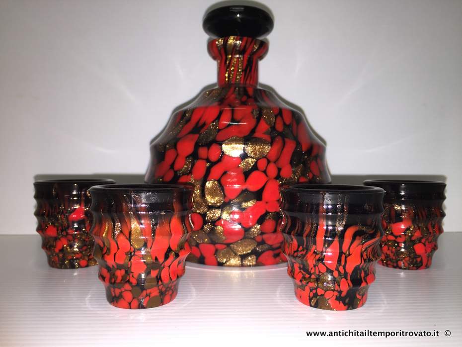 Oggettistica d`epoca → Vetri e cristalli → Antica bottiglia deco Bottiglia con inclusioni di avventurina
Antica bottiglia da rosolio del periodo dèco in vetro di Murano di uno splendido colore rosso fuoco, nero e dorato (inclusioni di avventurina), corredata da quattro bicchierini. Si …
... continua ...
Immagine:immagini/catalogo/4000/4839.jpg
