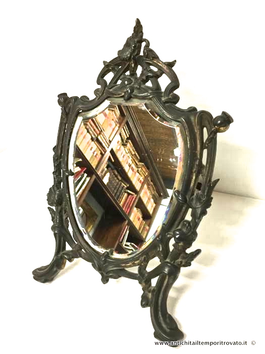 Oggettistica d`epoca → Specchi e cornici → Antico specchio da tavolo art nouveau Specchio francese a scudo con molatura
Deliziosa specchiera da tavolo francese Art nouveau con cornice in metallo color bronzo (cm.25; h.38) firmata Pavot. Lo specchio molato rappresenta uno scudo (cm.20; h.17): il decoro floreale con …
... continua ...
Immagine:immagini/catalogo/4000/4902.jpg