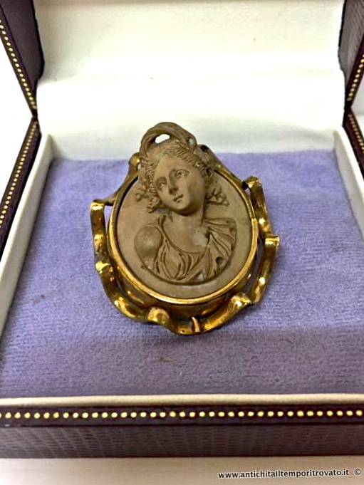 Antica spilla Vittoriana in pietra lavica - Antico cammeo in pietra lavica