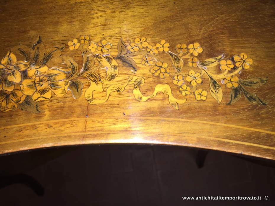 Mobili antichi - Tavoli e tavolini - Antico tavolino a fagiolo con intarsi floreali Antico tavolino Edoardiano - Immagine n°3  