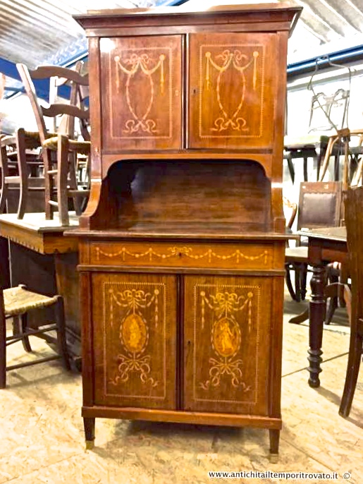 Antica credenza intarsiata di piccole dimensioni - Piccola e antica credenza elegantemente intarsiata