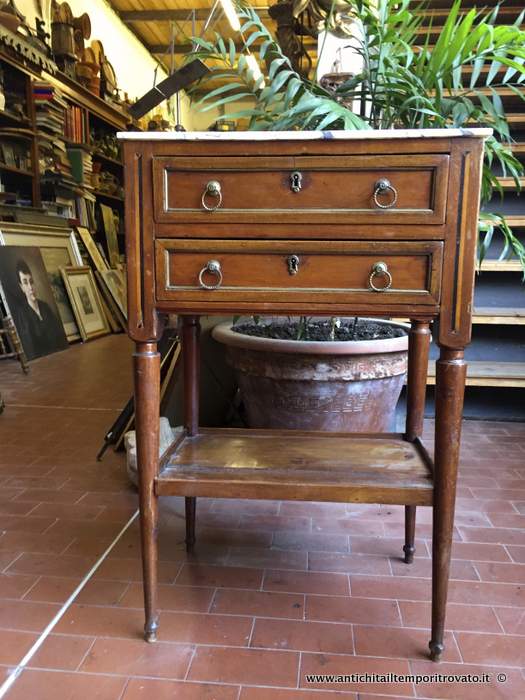 Antico comodino francese - Comodino francese con gambe troncoconiche