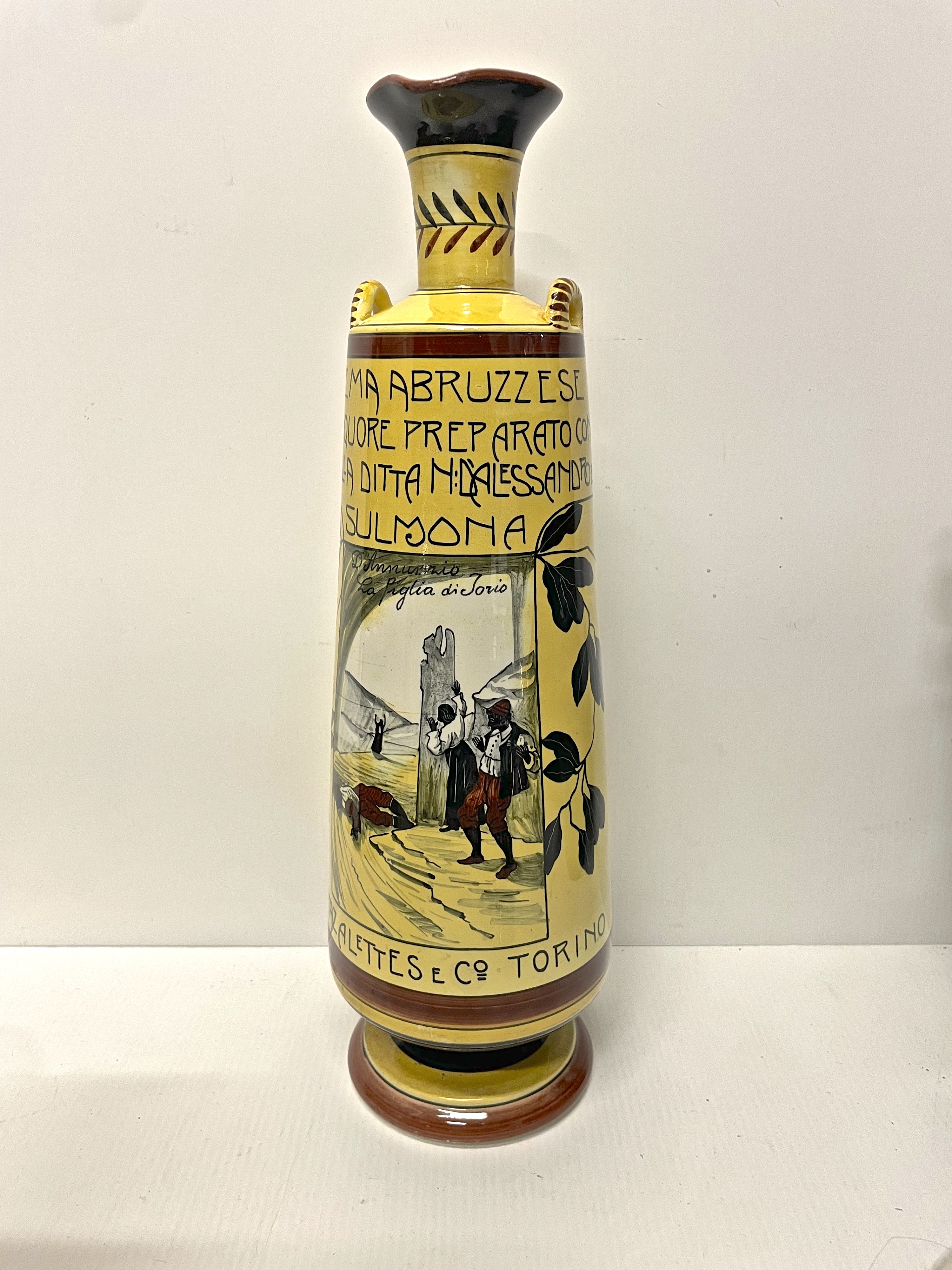 Antica bottiglia pubblicitaria D`Alessandro - Antica bottiglia della ditta D'Alessandro con la scena di un opera di D`Annunzio