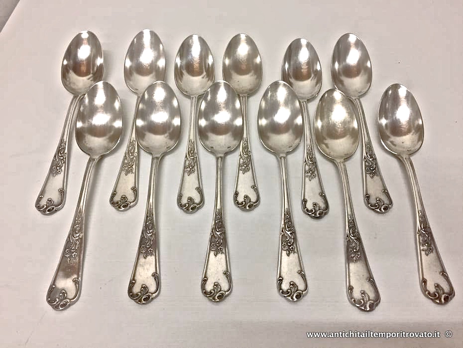Antico set 12 cucchiai francesi con decori floreali - Serie di 12 cucchiai francesi in metallo argentato