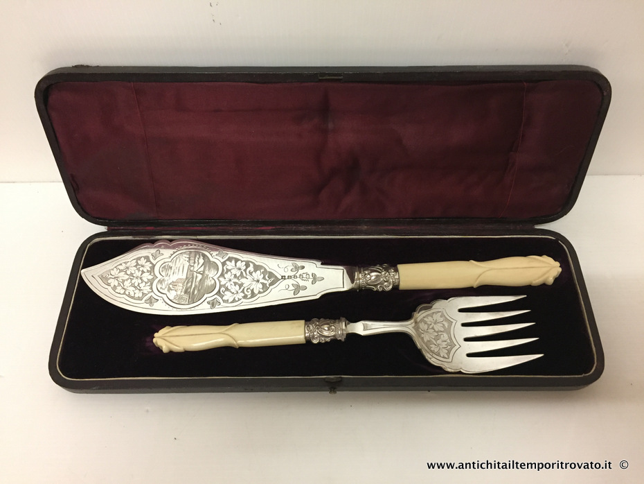 Sheffield d'epoca → Posate d`epoca → Coppia di posate da pesce in silver plated e osso Antico set posate da servizo da pesce, confezione originale
Splendida coppia di posate da pesce della seconda metà dell`800 con custodia originale: manico in osso scolpito (foto n°6), lama e forchetta in silver plate finemente cesellata a bulino …
... continua ...
Immagine:immagini/catalogo/5000/5753.jpg