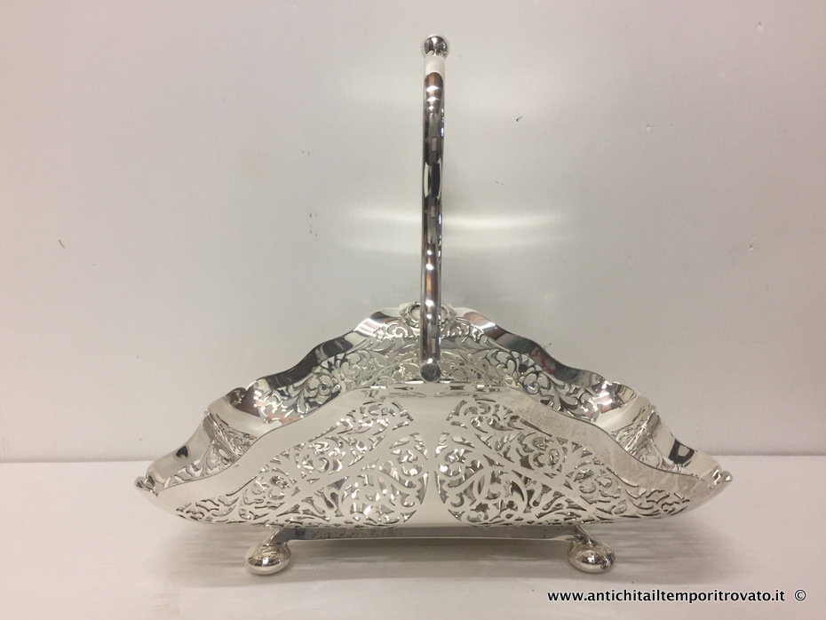 Sheffield d'epoca → Cestelli → Antico cestino con manico Antico centrotavola a fazzoletto
Delizioso e solido cestello in silver plate (gr.850) di ottima fattura, dall`insolito design che ricorda un fazzoletto: di forma rettangolare (cm.27x19), sorretto da quattro piedini sferici, è …
... continua ...
Immagine:immagini/catalogo/5000/5772.jpg