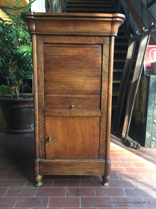 Antico comodino: cassetto, anta e serrandina - Antico comodino francese a serrandina in noce massello