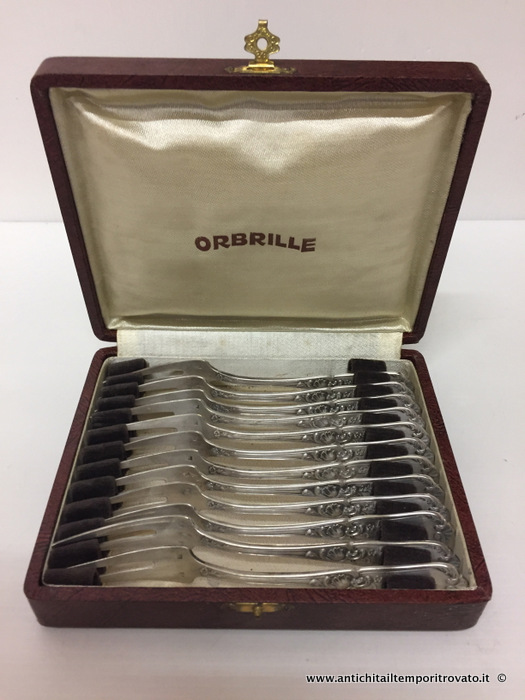 Sheffield d'epoca → Posate d`epoca → Set forchette per lumache Antico set di posate per lumache
Delizioso set francese in metallo argentato composto da 12 forchette per lumache punzonate dall'argentiere Orbrille all`interno della loro scatola originale (cm.16x13; h.5: foto n°10): ogni …
... continua ...
Immagine:immagini/catalogo/5000/5823.jpg