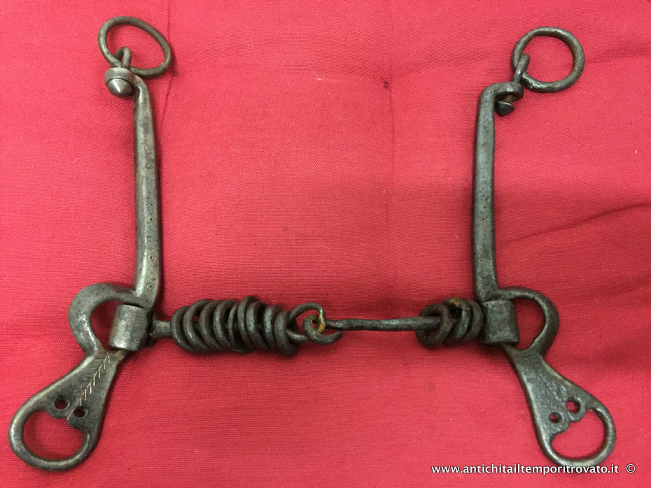 Sardegna antica → Tutto Sardegna → Antico morso da cavallo Morso in ferro battuto a filetto snodabile
Antico morso sardo della fine dell`800 in ferro battuto a filetto snodabile con montanti …
... continua ...
Immagine:immagini/catalogo/5000/5906.jpg