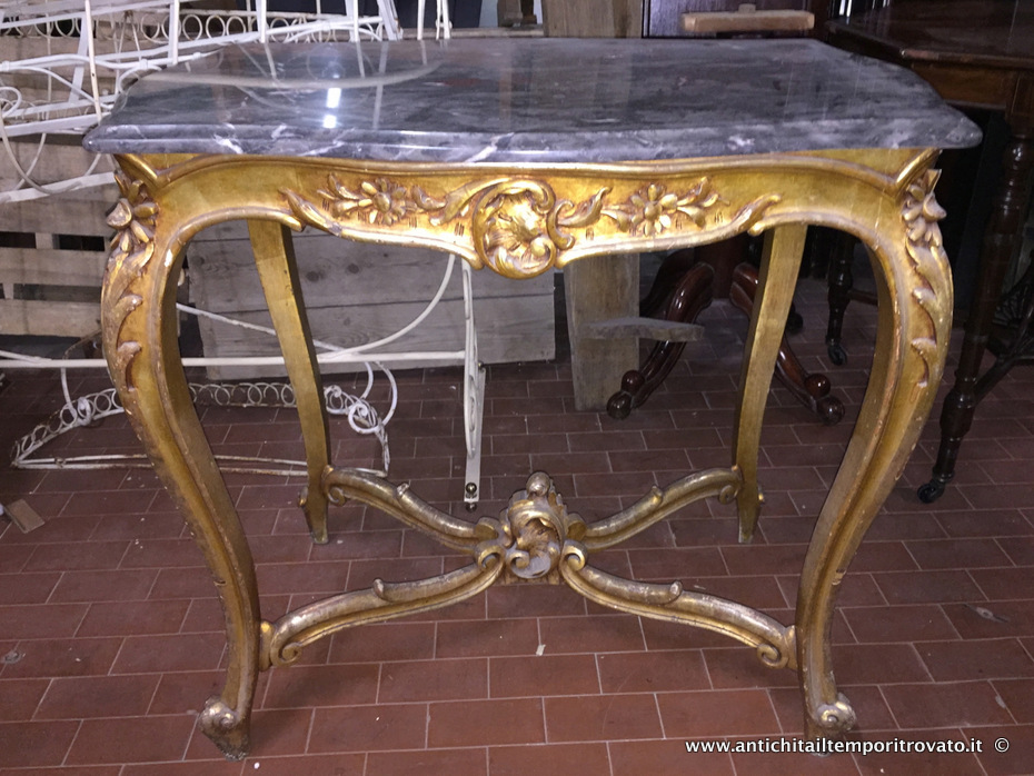 Delizioso tavolino in legno dorato - Antico tavolino dorato e scolpito