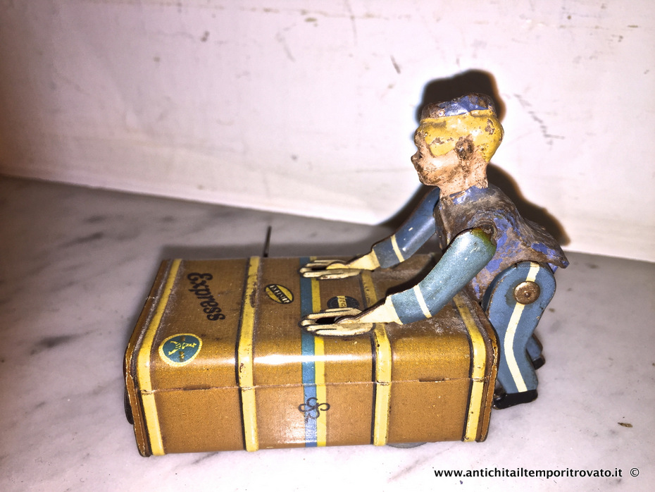 Antico giocattolo: ragazzo con valigia - Bell boy toy della Gescha