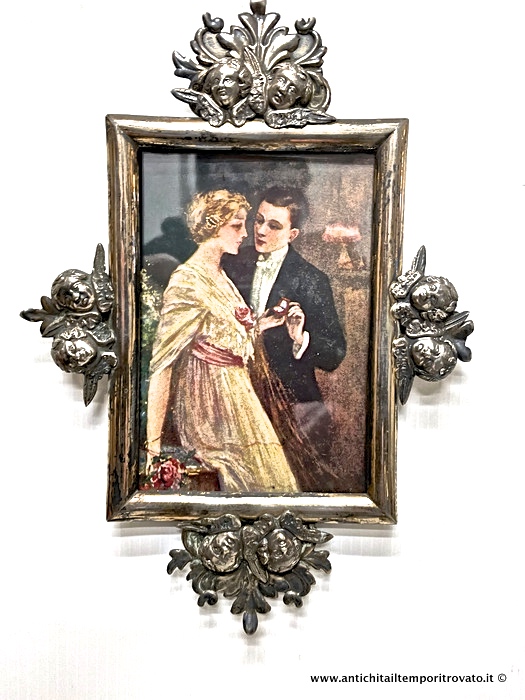 Antica cornice italiana in argento con putti realizzati a sbalzo - Antica cornice  fine 700 in argento con angeli sbalzati