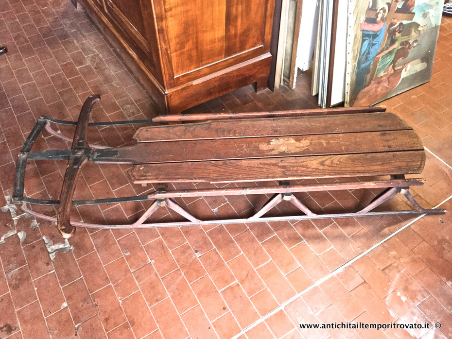 Antico slittino con manubrio n legno e ferro - Antica slitta in rovere con manubrio direzionale