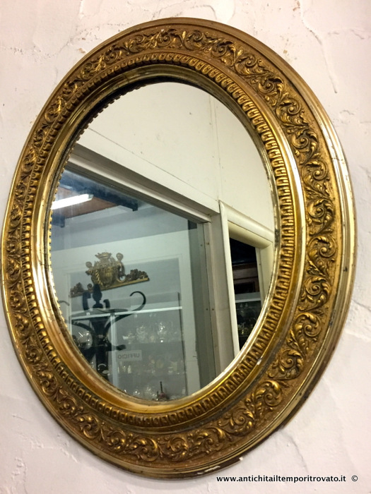 Antica specchiera ovale con decori rocaille - Antico specchio dorato in pastiglia e oro a mecca