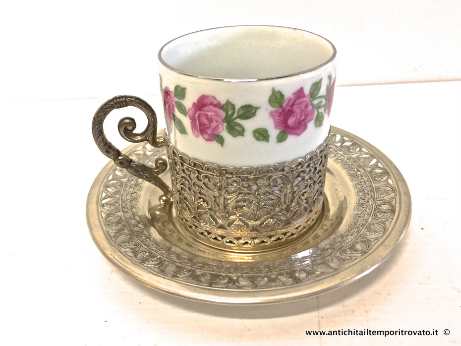 Antica tazza porcellana e argento decorata con roselline - Antica tazza con piattino e supporto in argento