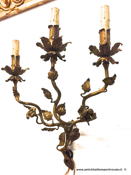 Antica coppia di appliques in ferro dorato - Antiche e grandi appliques a 3 bracci in metallo dorato