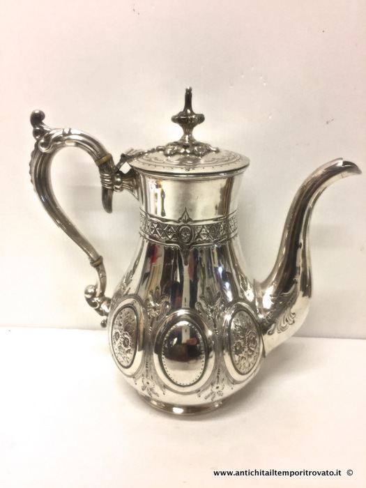 Antica caffettiera Vittoriana con ovali floreali sbalzati - Caffettiera sbalzata