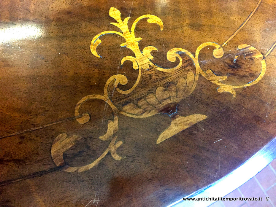 Mobili antichi - Tavoli e tavolini - Antico tavolino da salotto Vittoriano Antico tavolino ovale intarsiato - Immagine n°2  