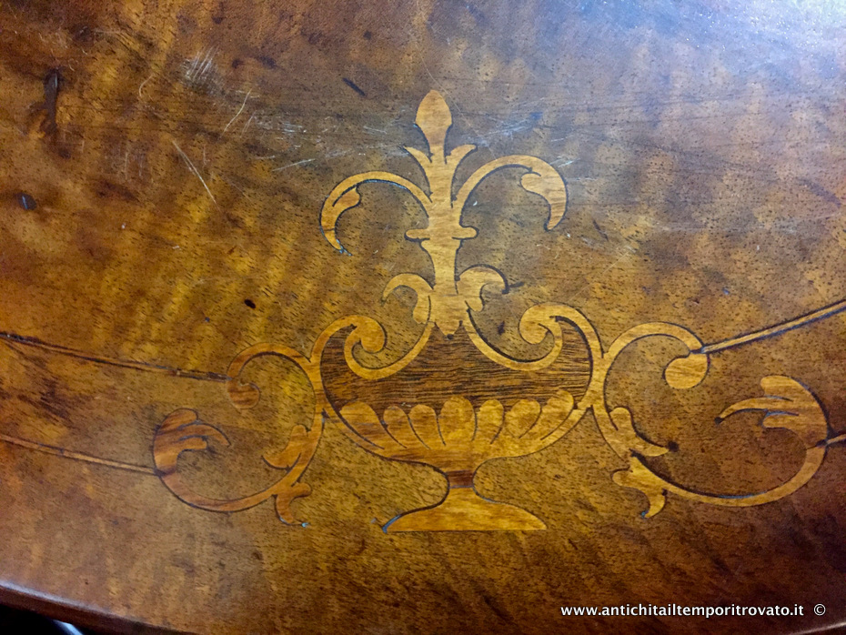 Mobili antichi - Tavoli e tavolini - Antico tavolino da salotto Vittoriano Antico tavolino ovale intarsiato - Immagine n°6  