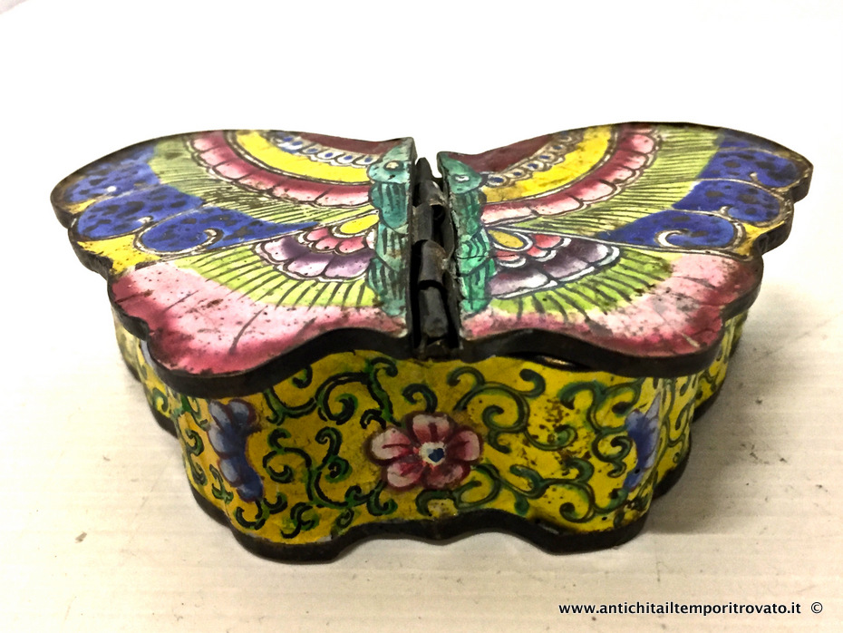 Oggettistica d`epoca - Scatole varie - Antica scatola orientale smaltata a mano Antica scatola a forma di farfalla in ferro smalto - Immagine n°7  