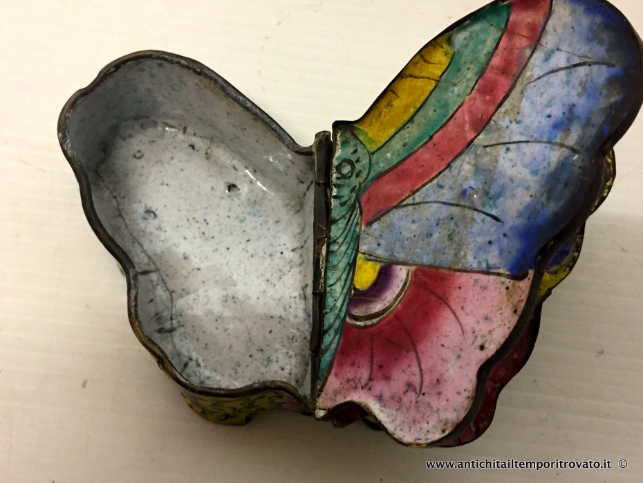 Oggettistica d`epoca - Scatole varie - Antica scatola orientale smaltata a mano Antica scatola a forma di farfalla in ferro smalto - Immagine n°8  