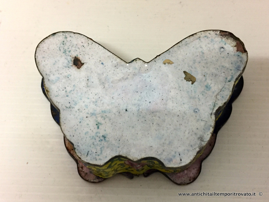 Oggettistica d`epoca - Scatole varie - Antica scatola orientale smaltata a mano Antica scatola a forma di farfalla in ferro smalto - Immagine n°10  