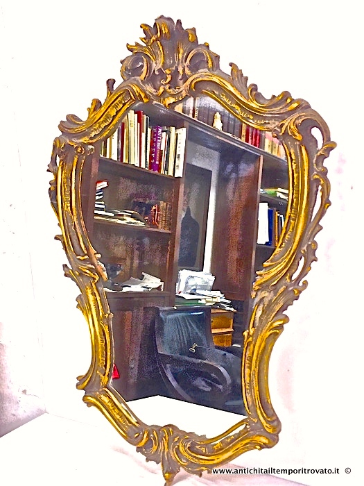 Antico specchio italiano in legno intagliato e dorato - Antica specchiera in legno scolpito e dorato con decori rocaille