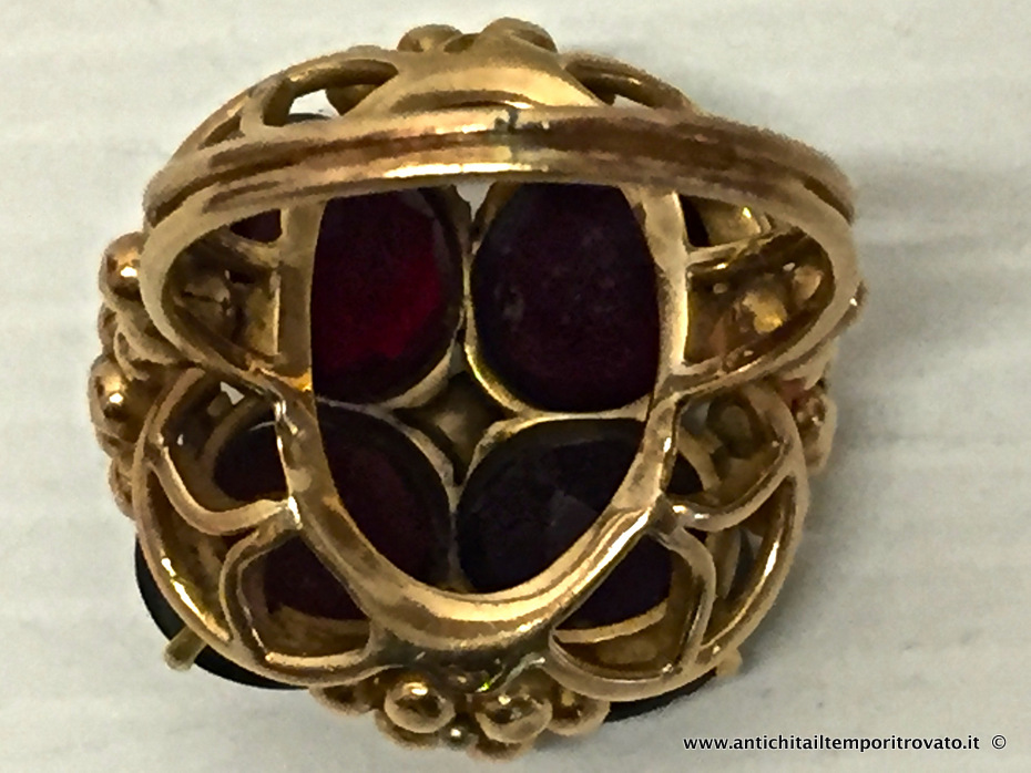 Gioielli e bigiotteria - Anelli - Antico e grande anello in oro 750 con 4 granati Antico e grande anello in oro e granati a formare un quadrifoglio - Immagine n°5  