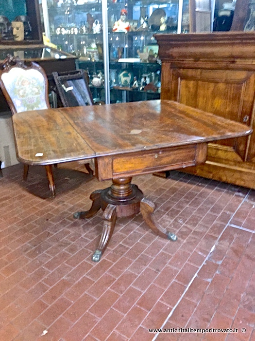 Elegante tavolo da salone dell'800 con bandelle - Antico tavolo Vittoriano con colonna centrale