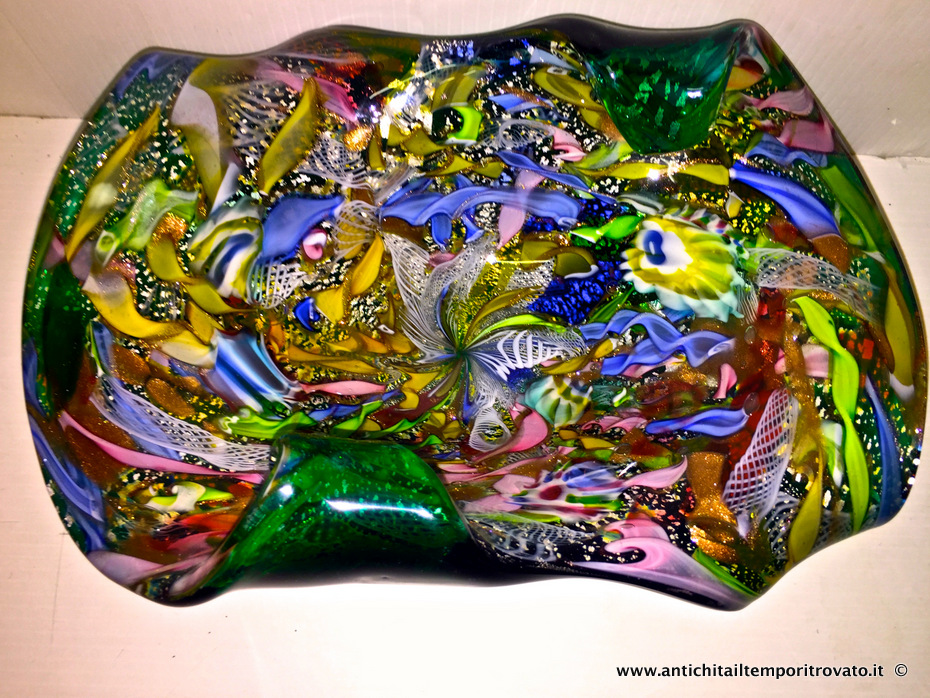 Oggettistica d'epoca → Vetri e cristalli → Antica ciotola di Murano in vetro verde e murrine Vaso in vetro di Murano Tutti Frutti Rest of Day
Splendida ciotola multicolore in vetro di Murano a parete spessa (kg,1,700) in vetro verde con murrine e avventurina, chiamata Tutti frutti o Rest of day: venivano realizzati a fine giornata con le …
... continua ...
Immagine:immagini/catalogo/6000/6440.jpg
