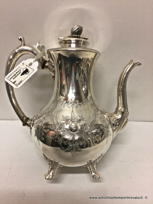Antica caffettiera inglese cesellata e sbalzata - Caffettiera in silver plate con decori floreali