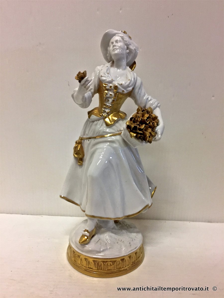 Antica statuina porcellana Volkstedt bianca e oro - Antica statuina tedesca in porcellana: damigella con cesto di fiori