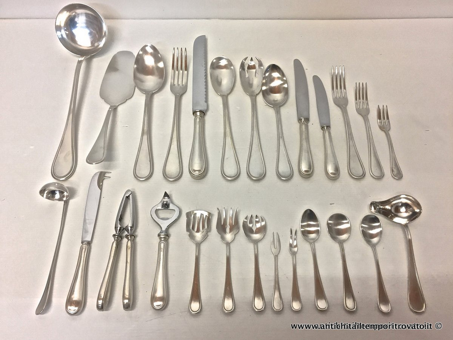 Argenti antichi → Oggetti vari in argento → Prestigioso servizio da 12 in argento dell'argentiere A. Cesa S.C. Elegante servizio di posate da 12 posate in argento 800 satinato
Prestigioso servizio di posate da 12 stile inglese in argento satinato a titolo 800, composto da 125 pezzi. Realizzato dallo storico argentiere A. Cesa S.C. tra il 1970 e il 1971 (anno in cui …
... continua ...
Immagine:immagini/catalogo/6000/6542.jpg