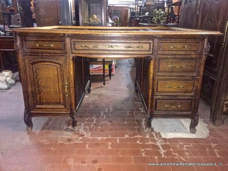 Mobili antichi → Scrivanie e scrittoi → Antica scrivania in massello di rovere con doppia seduta Grande e antica scrivania francese con doppio fronte
Splendida e solida scrivania d'epoca di provenienza francese realizzata in massello di rovere nel 1930: dotata di doppia seduta (cm.140x100; h.80) in modo da consentire il lavoro a due persone (foto …
... continua ...
Immagine:immagini/catalogo/6000/6556.jpg