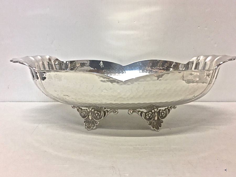 Centrotavola in argento martellato con piedini traforati - Centrotavola in argento seconda metà XX secolo