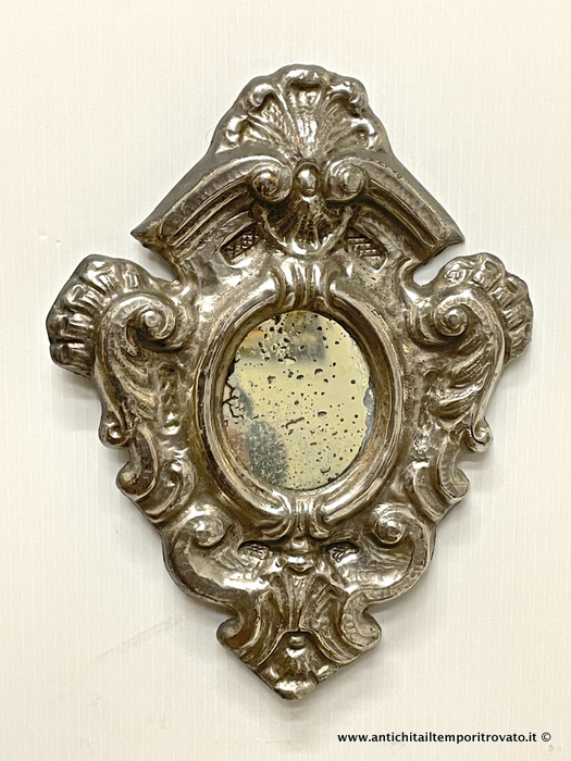 Antica e piccola specchiera in lamina di metallo argentata - Piccola cornice in metallo argentato dell'800 lavorata a sbalzo