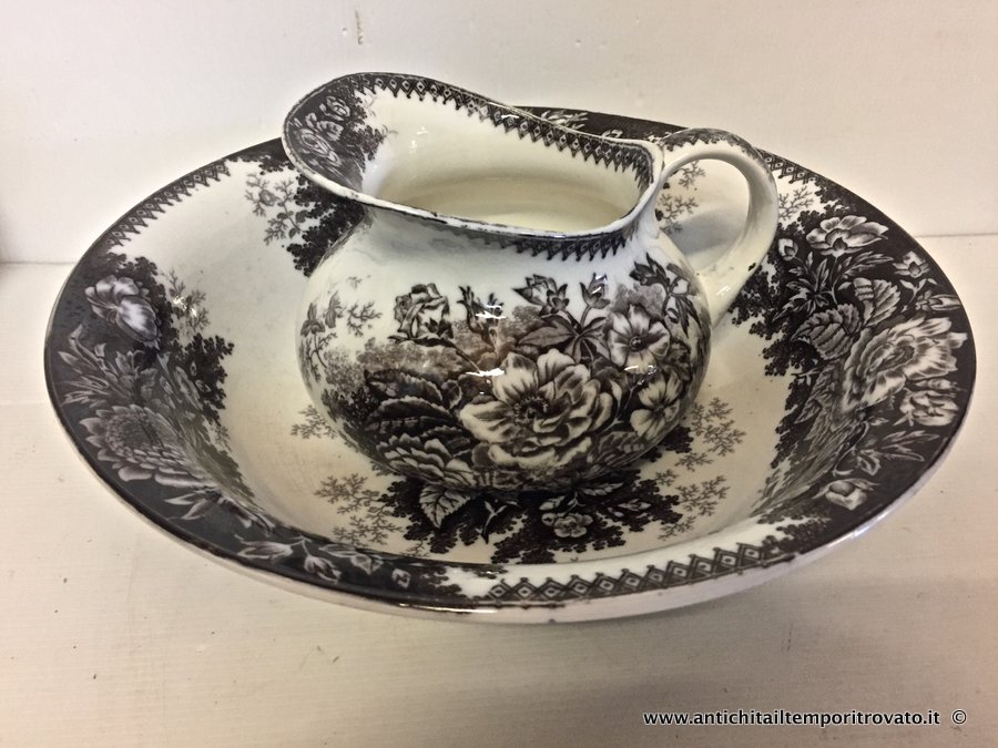 Oggettistica d'epoca → Porcellane e ceramiche → Antico catino e lavabo francese con decori floreali Set francese Sarreguemines composto da piccolo catino e lavabo
Delizioso set da toilette realizzato in Francia composto da una brocca e un catino di piccole dimensioni marcato Sarreguemines (marchio databile dal 1875 al 1900). Decorato con disegni …
... continua ...
Immagine:immagini/catalogo/6000/6646.jpg