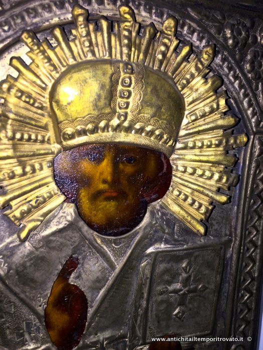 Oggettistica d`epoca - Arte sacra - Antica icona di San Nicola dipinta con riza in metallo argentato e dorato Antica icona rappresentante San Nicola - Immagine n°3  