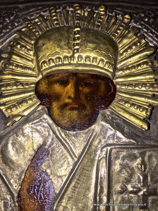 Oggettistica d`epoca - Arte sacra - Antica icona di San Nicola dipinta con riza in metallo argentato e dorato Antica icona rappresentante San Nicola - Immagine n°4  