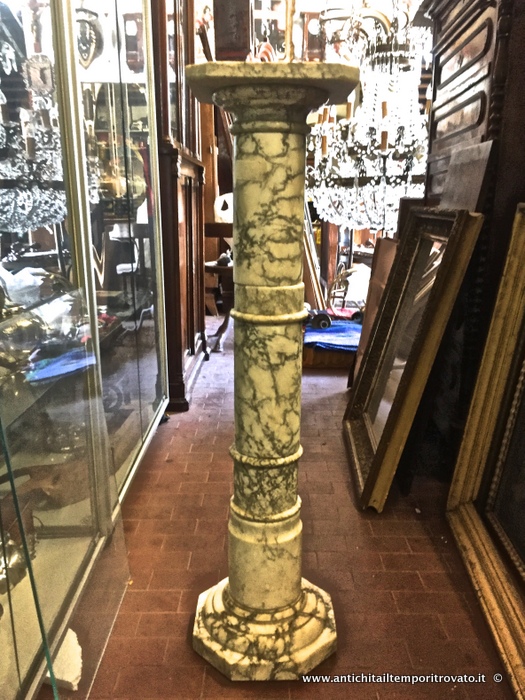 Antica colonna tornita in marmo bianco screziato - Antica alzata in marmo bianco con venature grigie
