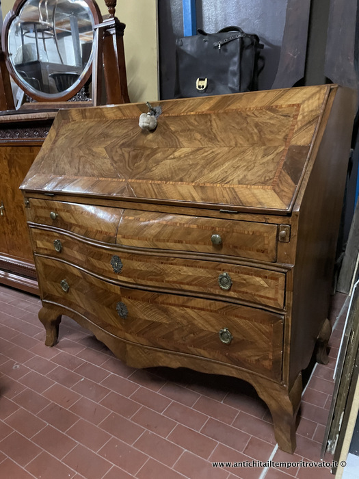 Antico bureau in noce a spina di pesce con intarsi in bois  de rose - Bureau italiano primi 800 in noce venata e bois de rose