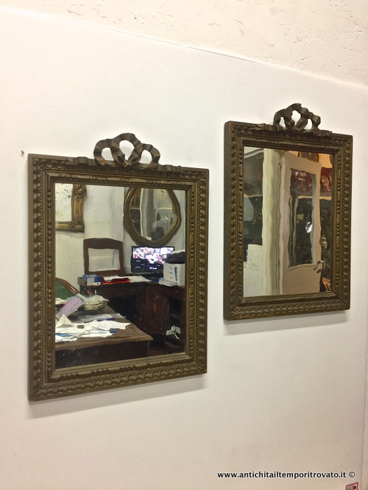 Antica coppia di specchiere francesi con cimasa con fiocco - Coppia di antiche specchiere con fiocco