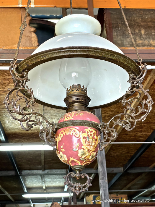Antico lampadario liberty con lume a petrolio barbotine e saliscendi - Antico lampadario in ceramica barbotine