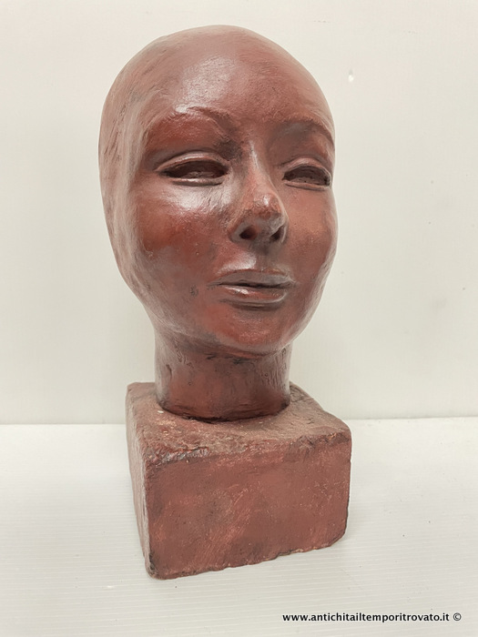 Antica testa femminile in terracotta plasmata a mano - Antica opera eseguita a mano nella metà del 900