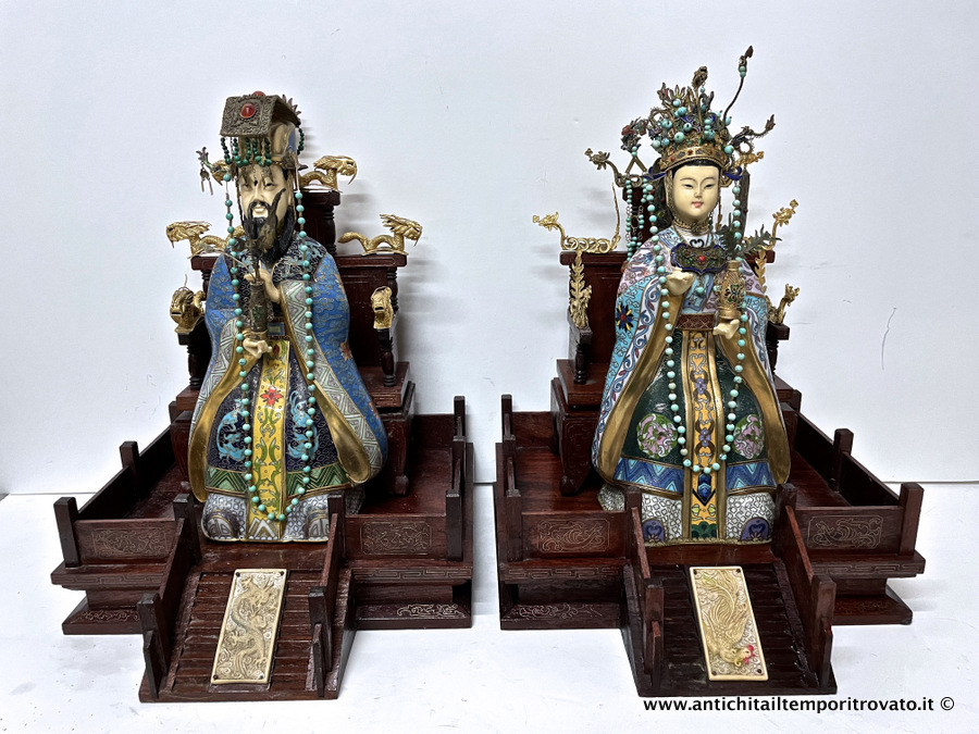 Imperatore e imperatrice cinesi sul trono - Coppia di imperatori cinesi nei loro troni della metà del 900