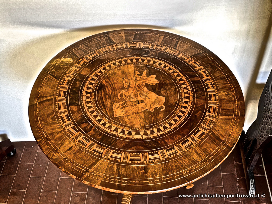 Mobili antichi - Tavoli e tavolini - Antico tavolino di Sorrento con San Giorgio e il drago Antico tavolino sorrentino con intarsi geometrici - Immagine n°4  