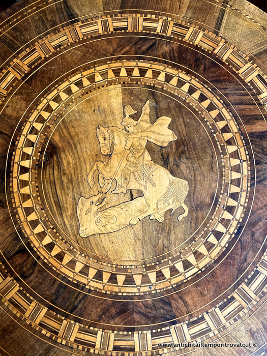 Mobili antichi - Tavoli e tavolini - Antico tavolino di Sorrento con San Giorgio e il drago Antico tavolino sorrentino con intarsi geometrici - Immagine n°6  