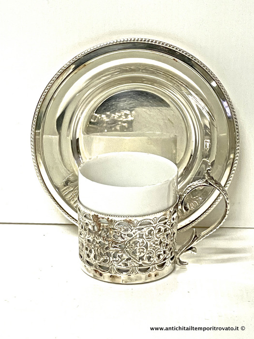 Coppia di tazze da collezione in porcellana tedesca con piattino e supporto traforato in argento - Coppia tazzine con interno in porcellana Bavaria: piattino e supporto in argento italiano