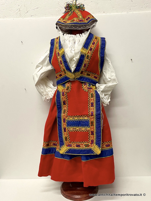 Antico costume sardo da bambina -  Costume sardo di Desulo da bambina