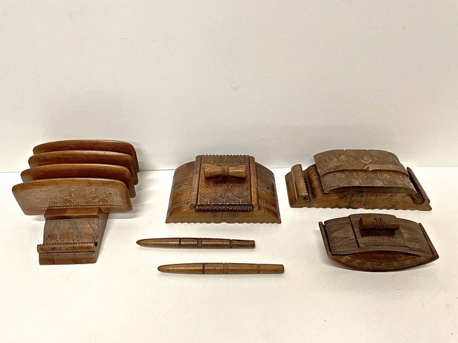 Sardegna antica → Tutto Sardegna → Antico set da scrivania composto da 4 pezzi realizzato dell'intagliatore desulese Francesco Nonnis Antico set dell'artista sardo Francesco Nonnis
Insolita la composizione e finissimo l'intaglio di questo delizioso set da scrivania realizzato a mano nella metà del 900 in legno di frutto finemente scolpito da uno dei migliori intagliatori …
... continua ...
Immagine:immagini/catalogo/7000/7082.jpg